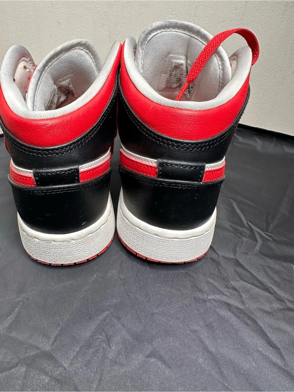 AIR JORDAN 1 MID (GS) BLACK / VERY BERRY - WHITE BIG KIDS 554725-016 SIZE 4Y